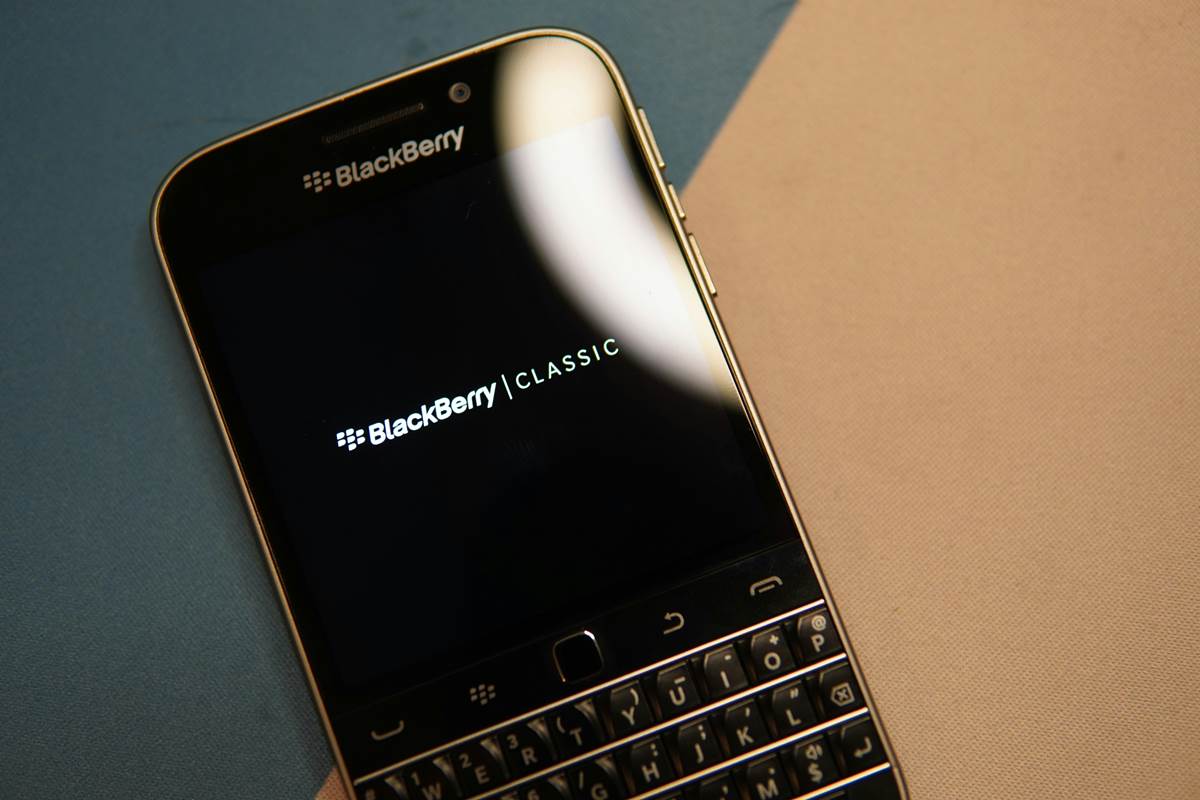 Blackberry failed case study - Blackberry failure story by Fetchyfacts